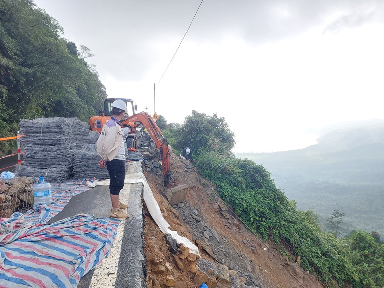 Tăng tốc thi c&ocirc;ng, khắc phục điểm sạt lở tr&ecirc;n đ&egrave;o Hải V&acirc;n- Ảnh 3.
