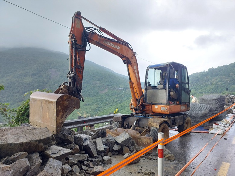 Tăng tốc thi c&ocirc;ng, khắc phục điểm sạt lở tr&ecirc;n đ&egrave;o Hải V&acirc;n- Ảnh 9.