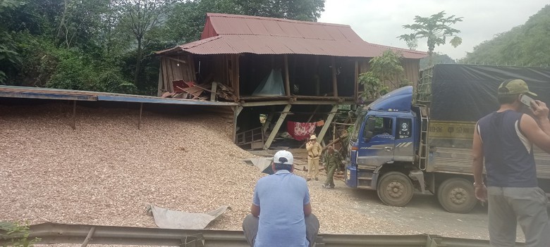 Xe chở sắn tông vào nhà dân, giao thông trên đường Hồ Chí Minh ách tắc- Ảnh 2. Xe chở sắn tông vào nhà dân, giao thông trên đường Hồ Chí Minh ách tắc- Ảnh 2.