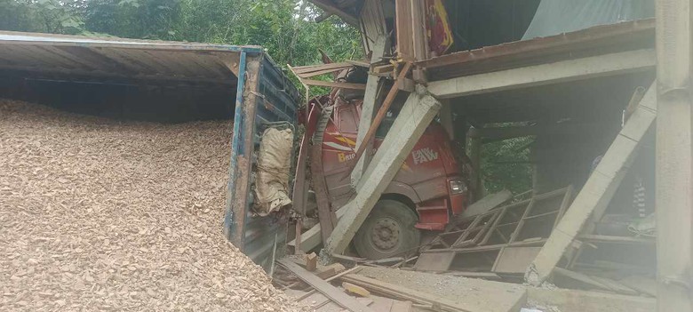 Xe chở sắn tông vào nhà dân, giao thông trên đường Hồ Chí Minh ách tắc- Ảnh 1. Xe chở sắn tông vào nhà dân, giao thông trên đường Hồ Chí Minh ách tắc- Ảnh 1.