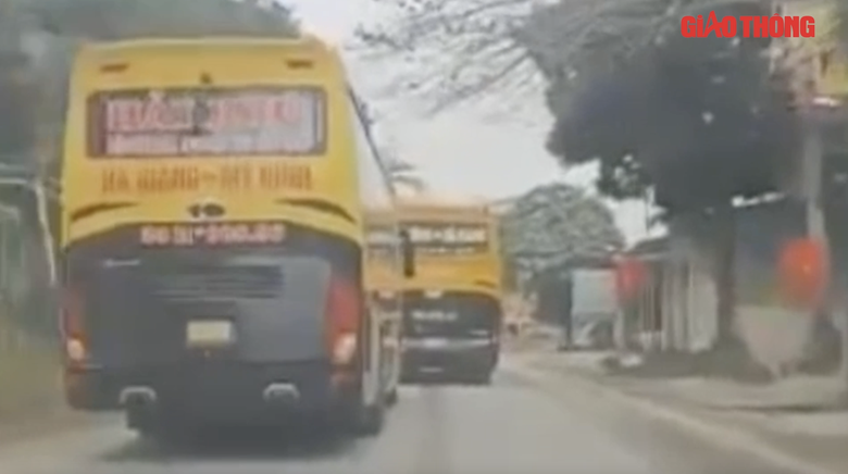 Phẫn nộ cảnh xe khách chèn ép nhau trên quốc lộ 2 Tuyên Quang - Hà Giang- Ảnh 1. Phẫn nộ cảnh xe khách chèn ép nhau trên quốc lộ 2 Tuyên Quang - Hà Giang- Ảnh 1.