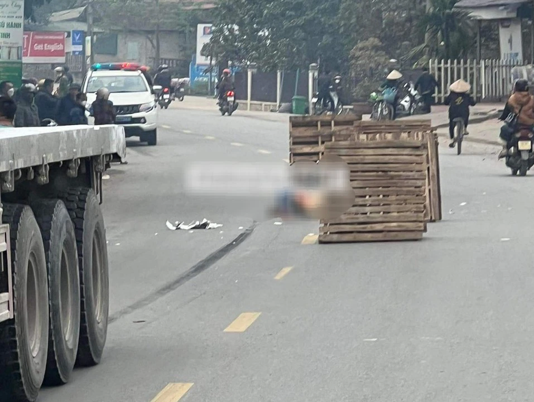Xe đạp điện va chạm xe đầu k&eacute;o tr&ecirc;n QL32C, nữ c&ocirc;ng nh&acirc;n tử vong tại chỗ- Ảnh 1.