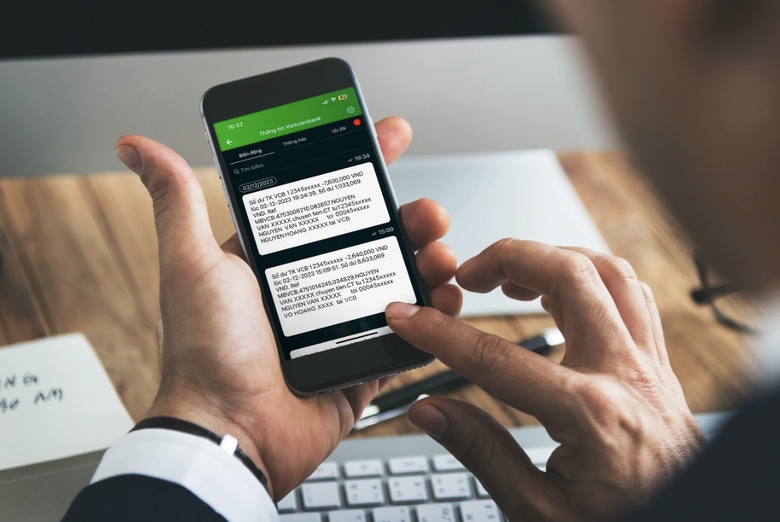 Kh&aacute;ch h&agrave;ng c&oacute; thể phải chi h&agrave;ng trăm ngh&igrave;n đồng mỗi th&aacute;ng do tăng ph&iacute; SMS banking- Ảnh 1.