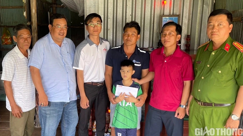 Trao tiền hỗ trợ người đ&agrave;n &ocirc;ng nu&ocirc;i 2 con nhỏ sau khi vợ bị tai nạn tử vong- Ảnh 1.