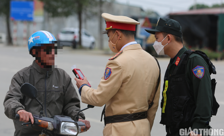 Uống rượu đ&aacute;m cưới, t&agrave;i xế vẫn liều chở người ra s&acirc;n bay, d&iacute;nh phạt nặng- Ảnh 3.