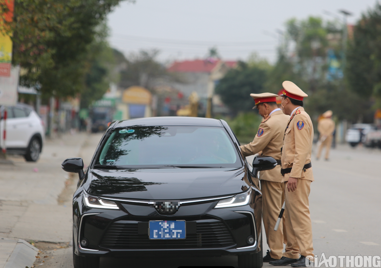 Uống rượu đ&aacute;m cưới, t&agrave;i xế vẫn liều chở người ra s&acirc;n bay, d&iacute;nh phạt nặng- Ảnh 11.