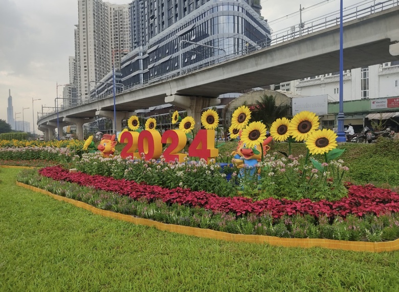 C&ocirc;ng vi&ecirc;n, v&ograve;ng xoay ở TP.HCM ngập tr&agrave;n sắc hoa đ&oacute;n tết Gi&aacute;p Th&igrave;n- Ảnh 11.