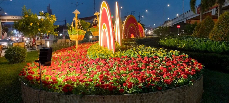 C&ocirc;ng vi&ecirc;n, v&ograve;ng xoay ở TP.HCM ngập tr&agrave;n sắc hoa đ&oacute;n tết Gi&aacute;p Th&igrave;n- Ảnh 9.