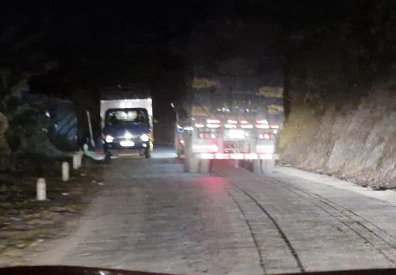 Xe moóc rào chở có ngọn cao 2m lọt nhiều chốt từ Cao Bằng về Lạng Sơn- Ảnh 3. Xe moóc rào chở có ngọn cao 2m lọt nhiều chốt từ Cao Bằng về Lạng Sơn- Ảnh 3.