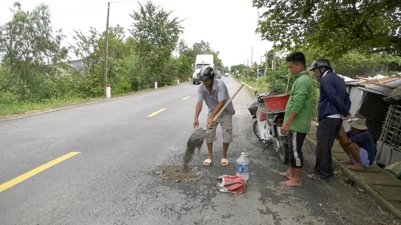Người đ&agrave;n &ocirc;ng tự nguyện v&aacute; đường ở Đồng Th&aacute;p- Ảnh 2.