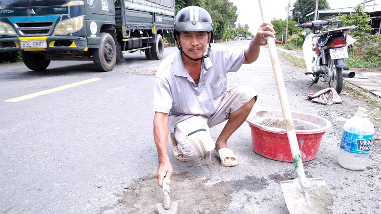 Người đ&agrave;n &ocirc;ng tự nguyện v&aacute; đường ở Đồng Th&aacute;p- Ảnh 1.