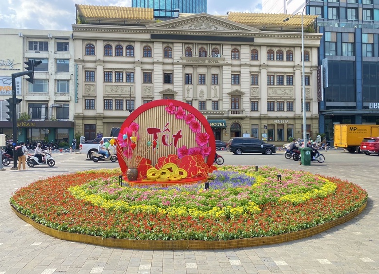 C&ocirc;ng vi&ecirc;n, v&ograve;ng xoay ở TP.HCM ngập tr&agrave;n sắc hoa đ&oacute;n tết Gi&aacute;p Th&igrave;n- Ảnh 2.