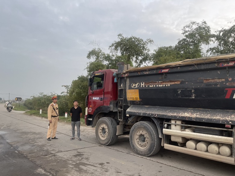 CSGT đ&oacute;n l&otilde;ng, xử phạt xe qu&aacute; tải tr&ecirc;n đ&ecirc; s&ocirc;ng Hồng- Ảnh 3.