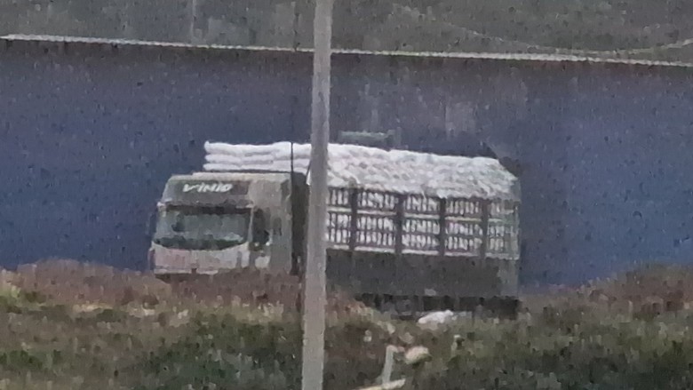 Xe moóc rào chở có ngọn cao 2m lọt nhiều chốt từ Cao Bằng về Lạng Sơn- Ảnh 2. Xe moóc rào chở có ngọn cao 2m lọt nhiều chốt từ Cao Bằng về Lạng Sơn- Ảnh 2.