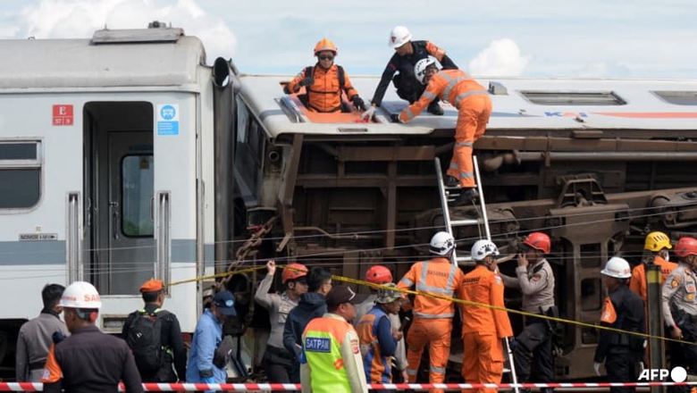 Hai đo&agrave;n t&agrave;u chở gần 500 người va chạm tại Indonesia, gần 30 người thương vong- Ảnh 2.