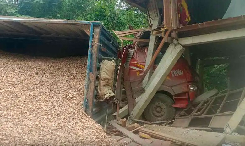 Chiếc xe tải đ&acirc;m g&atilde;y trụ nh&agrave; s&agrave;n, khiến ng&ocirc;i nh&agrave; bị xi&ecirc;u vẹo, phương tiện v&agrave; c&aacute;c t&agrave;i sản hư hỏng.