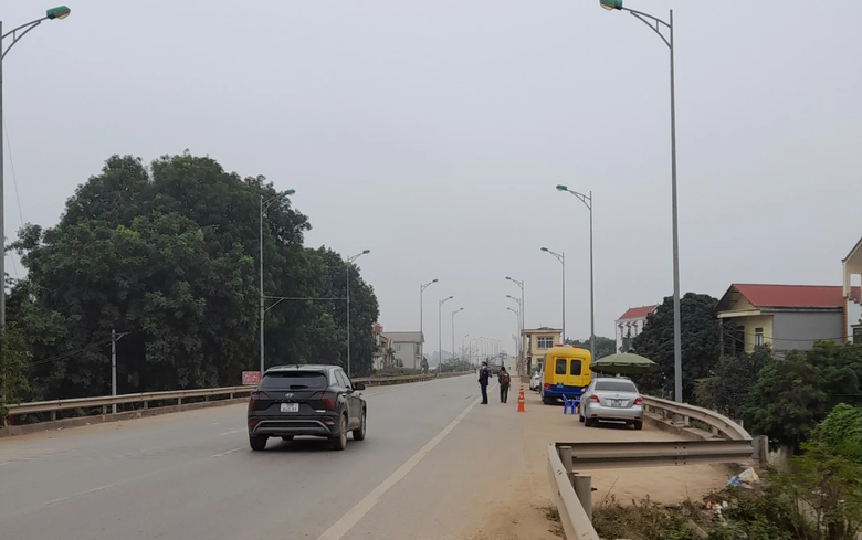 Cầu Trung Hà xuống cấp, các phương tiện di chuyển ra sao?- Ảnh 3. Cầu Trung Hà xuống cấp, các phương tiện di chuyển ra sao?- Ảnh 3.