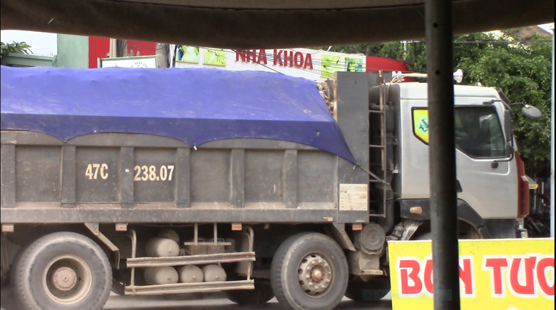 Kh&aacute;nh Ho&agrave;: Xe chở đ&aacute; "c&oacute; ngọn", ngang nhi&ecirc;n vượt cầu cấm tải 18 tấn- Ảnh 7.