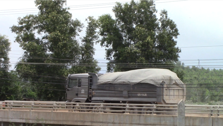 Kh&aacute;nh Ho&agrave;: Xe chở đ&aacute; "c&oacute; ngọn", ngang nhi&ecirc;n vượt cầu cấm tải 18 tấn- Ảnh 4.