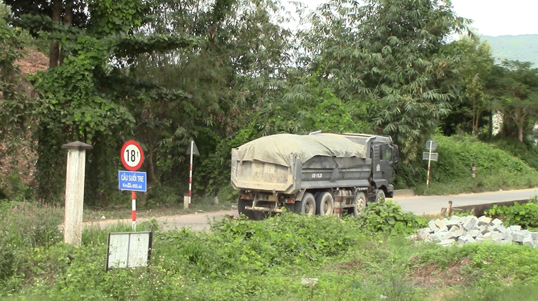 Kh&aacute;nh Ho&agrave;: Xe chở đ&aacute; "c&oacute; ngọn", ngang nhi&ecirc;n vượt cầu cấm tải 18 tấn- Ảnh 2.