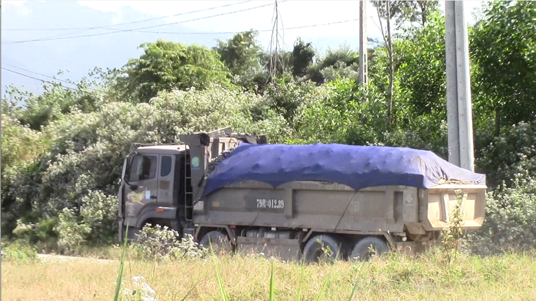 Kh&aacute;nh Ho&agrave;: Xe chở đ&aacute; "c&oacute; ngọn", ngang nhi&ecirc;n vượt cầu cấm tải 18 tấn- Ảnh 5.