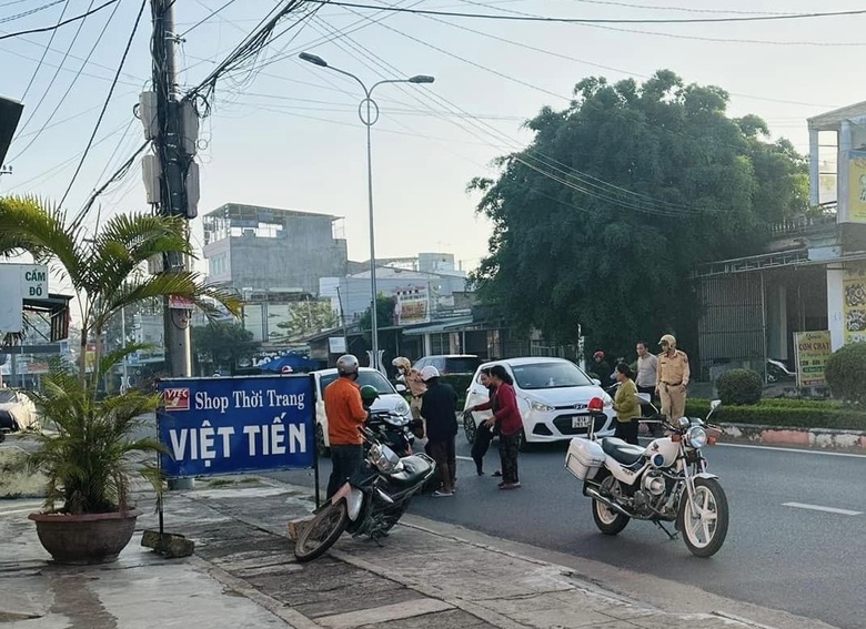  CSGT kịp thời đưa người phụ nữ chuyển dạ đi cấp cứu- Ảnh 1.