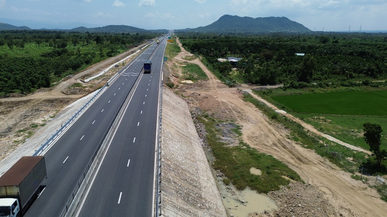 Đi xe máy vào cao tốc Vĩnh Hảo - Phan Thiết, người đàn ông tử vong dưới mương thoát nước - Ảnh 1. Đi xe máy vào cao tốc Vĩnh Hảo - Phan Thiết, người đàn ông tử vong dưới mương thoát nước - Ảnh 1.