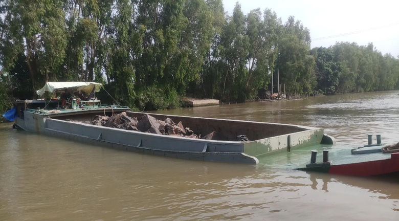 Tạm giữ 3 s&agrave; lan vận chuyển đất kh&ocirc;ng r&otilde; nguồn gốc- Ảnh 1.