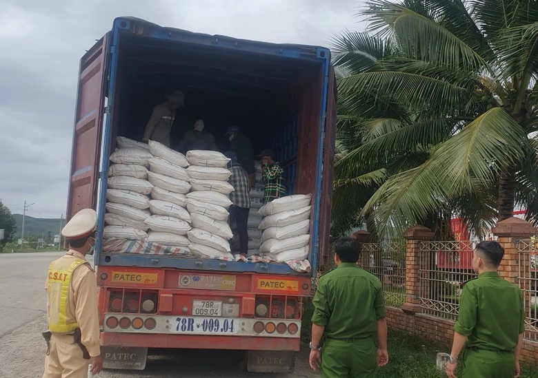Bắt giữ xe đầu k&eacute;o chở 32 tấn đường kh&ocirc;ng r&otilde; nguồn gốc- Ảnh 1.