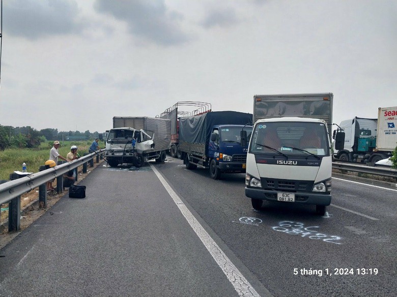 5 &ocirc; t&ocirc; va chạm li&ecirc;n ho&agrave;n, cao tốc TP.HCM - Trung Lương &ugrave;n ứ hơn 3km- Ảnh 1.