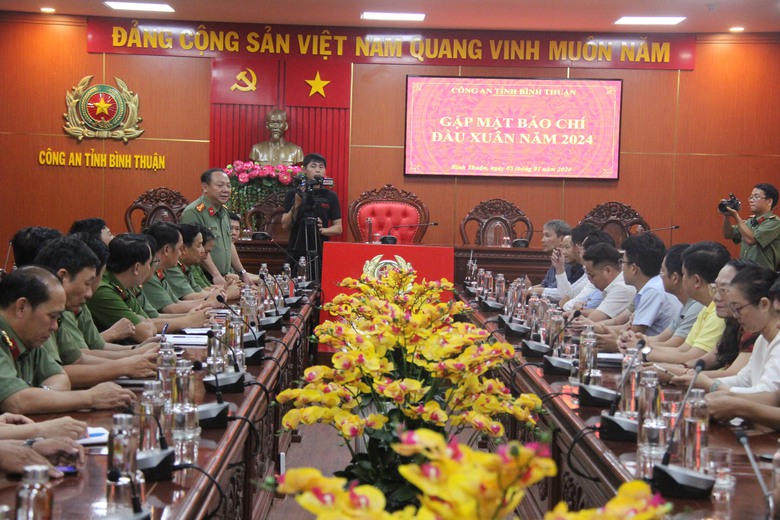 C&ocirc;ng an B&igrave;nh Thuận bắt giữ nhiều học sinh, sinh vi&ecirc;n bu&ocirc;n ph&aacute;o lậu- Ảnh 2.