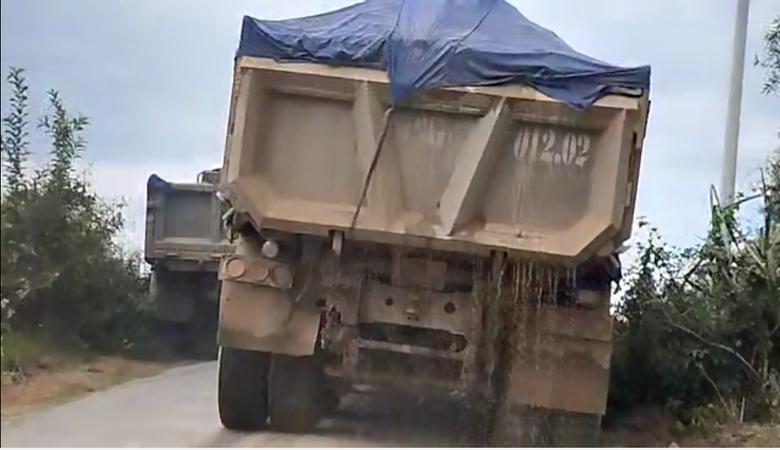 Kh&aacute;nh Ho&agrave;: Xe chở đ&aacute; "c&oacute; ngọn", ngang nhi&ecirc;n vượt cầu cấm tải 18 tấn- Ảnh 1.