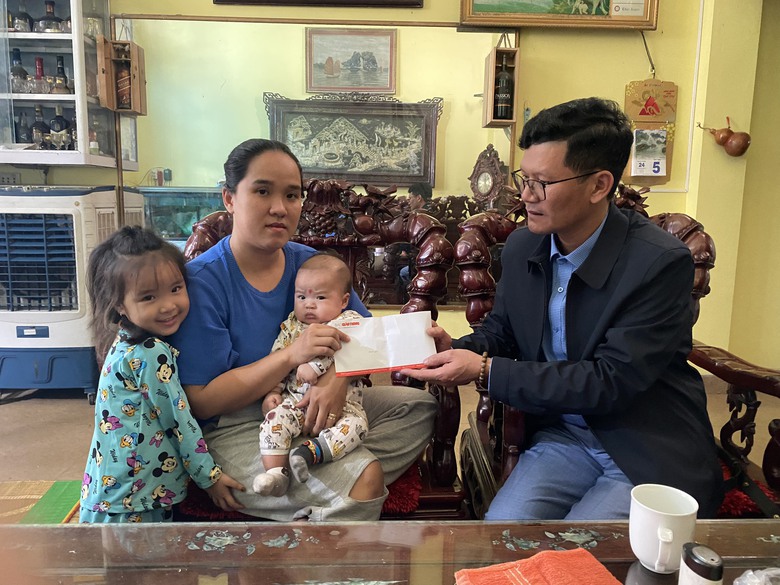 B&aacute;o Giao th&ocirc;ng trao tiền hỗ trợ 3 gia đ&igrave;nh c&oacute; người mất v&igrave; TNGT ở Quảng Ninh- Ảnh 1.