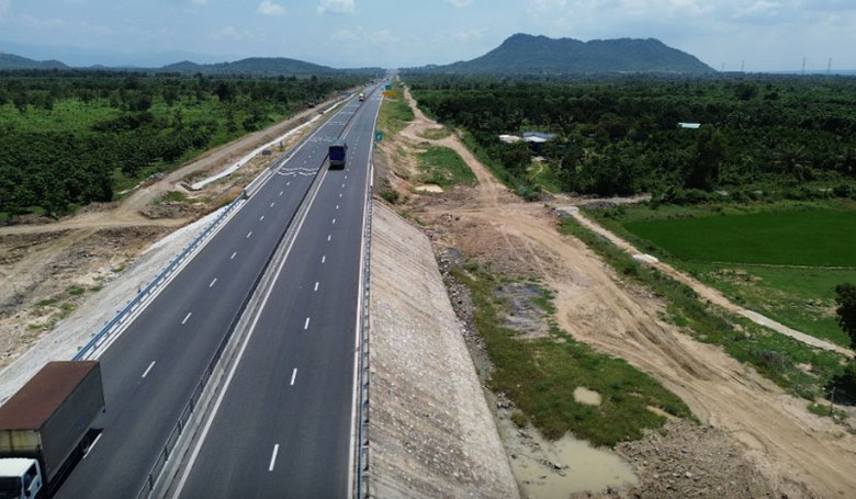 Một đoạn cao tốc qua huyện Bắc B&igrave;nh.