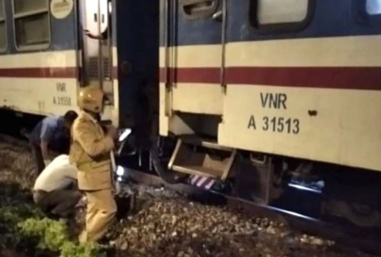 Lực lượng chức năng t&igrave;m c&aacute;ch đưa thi thể nạn nh&acirc;n ra ngo&agrave;i.