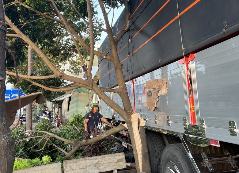 Chiếc xe tải tr&ocirc;i tự do 100m với tốc độ cao, t&ocirc;ng v&agrave;o nh&agrave; d&acirc;n- Ảnh 2.