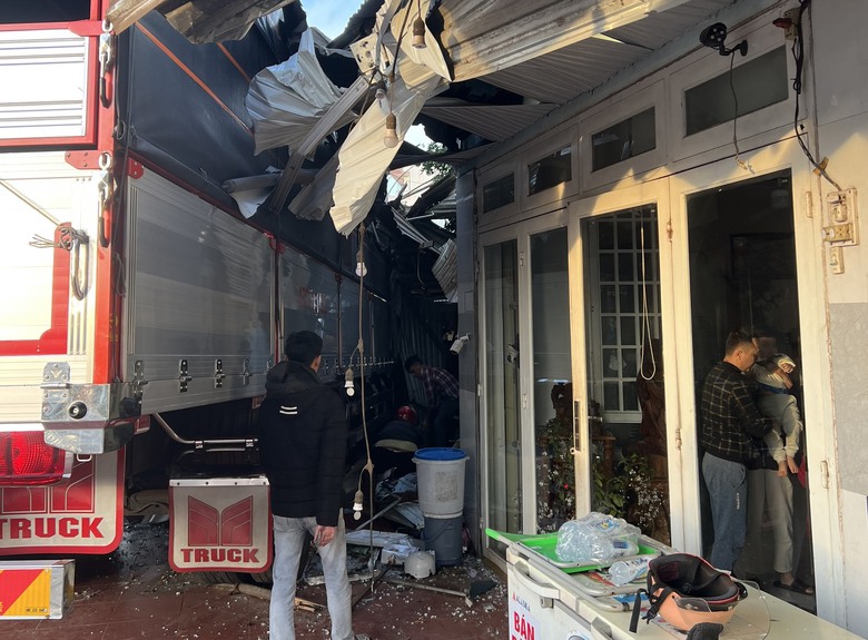 Chiếc xe tải tr&ocirc;i tự do 100m với tốc độ cao, t&ocirc;ng v&agrave;o nh&agrave; d&acirc;n- Ảnh 3.