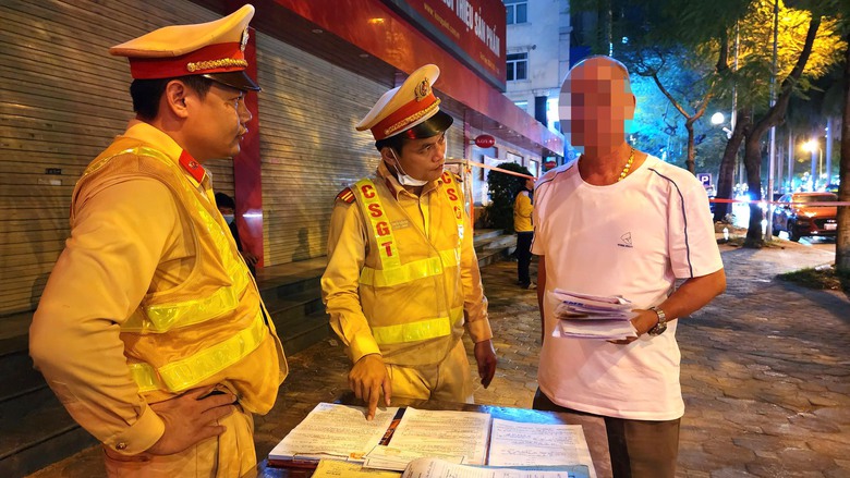 Qu&ecirc;n mang giấy tờ xe, nhờ người th&acirc;n mang đến c&oacute; bị xử phạt khi CSGT kiểm tra?- Ảnh 1.