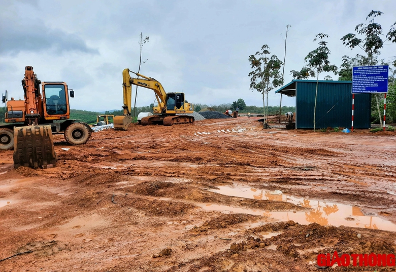 Điều phối đất san lấp khu t&aacute;i định cư cao tốc ở Vĩnh Kh&ecirc;, san nền khu t&aacute;i định cư Vĩnh H&agrave;- Ảnh 6.