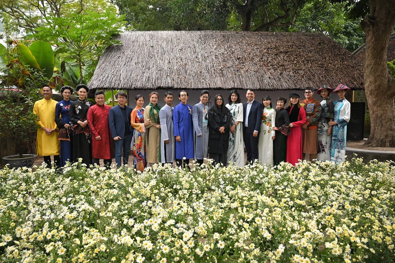 C&aacute;c nh&agrave; thiết kế thời trang c&oacute; mặt tại Văn Miếu - Quốc Tử Gi&aacute;m