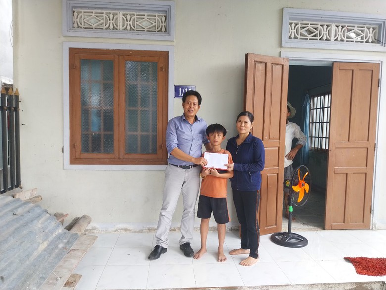 Trao tiền hỗ trợ 4 gia đ&igrave;nh c&oacute; người th&acirc;n mất v&igrave; TNGT ở B&igrave;nh Thuận- Ảnh 3.