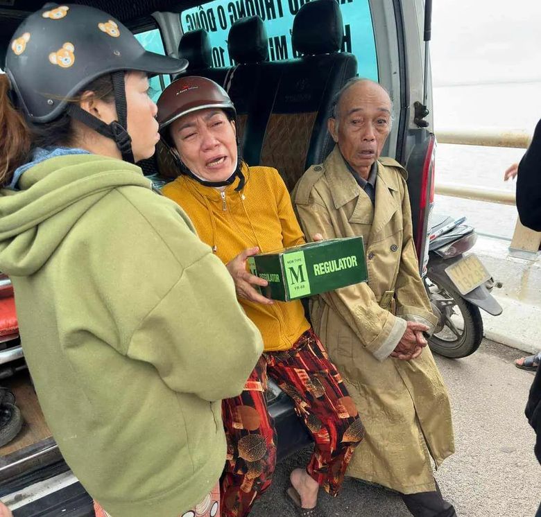 Xót xa mẹ chồng khóc nghẹn khi con dâu để lại xe trên cầu, nghi tự tử- Ảnh 1. Xót xa mẹ chồng khóc nghẹn khi con dâu để lại xe trên cầu, nghi tự tử- Ảnh 1.