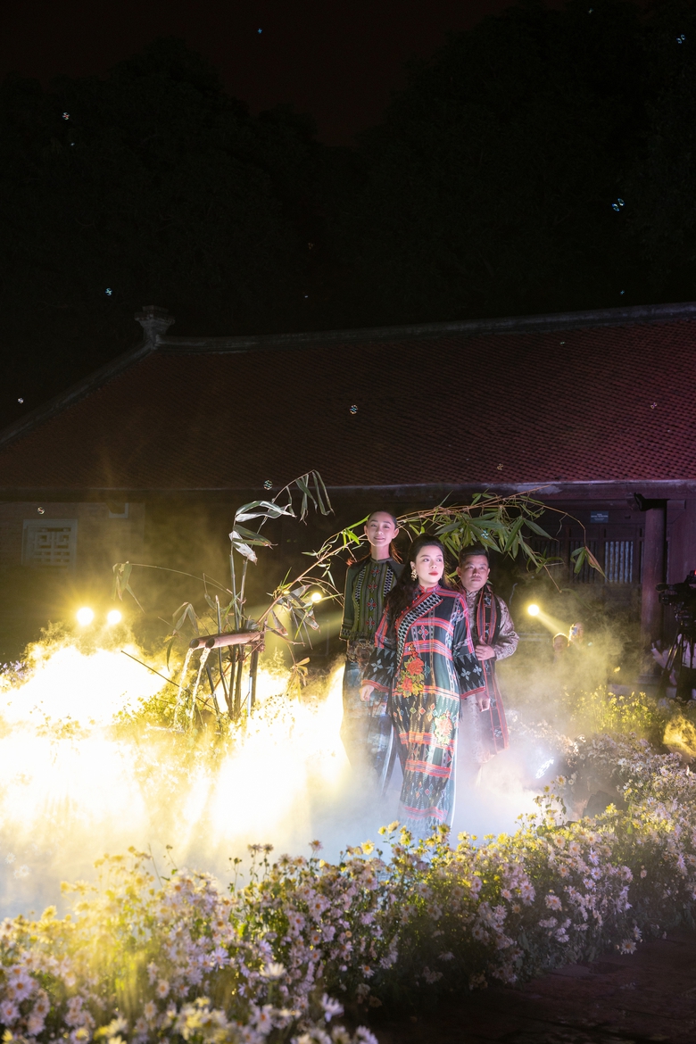 Ca sĩ H&agrave; Linh tr&igrave;nh diễn &aacute;o d&agrave;i tại Văn Miếu - Quốc Tử Gi&aacute;m- Ảnh 4.