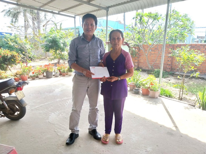 Trao tiền hỗ trợ 4 gia đ&igrave;nh c&oacute; người th&acirc;n mất v&igrave; TNGT ở B&igrave;nh Thuận- Ảnh 2.