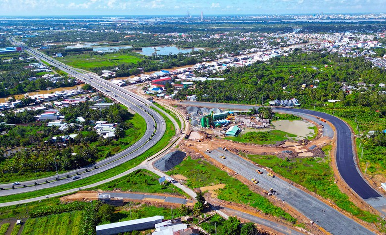 Khẩn trương ho&agrave;n thiện c&aacute;c hạng mục c&ograve;n lại của cao tốc Mỹ Thuận - Cần Thơ- Ảnh 1.