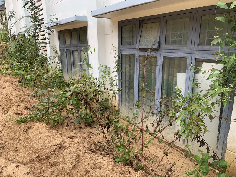 Loạt trụ sở h&agrave;nh ch&iacute;nh tiền tỷ ở Quảng Ng&atilde;i bị sạt lở n&uacute;i uy hiếp- Ảnh 7.