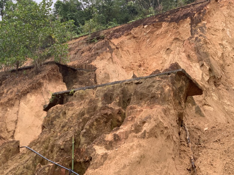 Loạt trụ sở h&agrave;nh ch&iacute;nh tiền tỷ ở Quảng Ng&atilde;i bị sạt lở n&uacute;i uy hiếp- Ảnh 8.