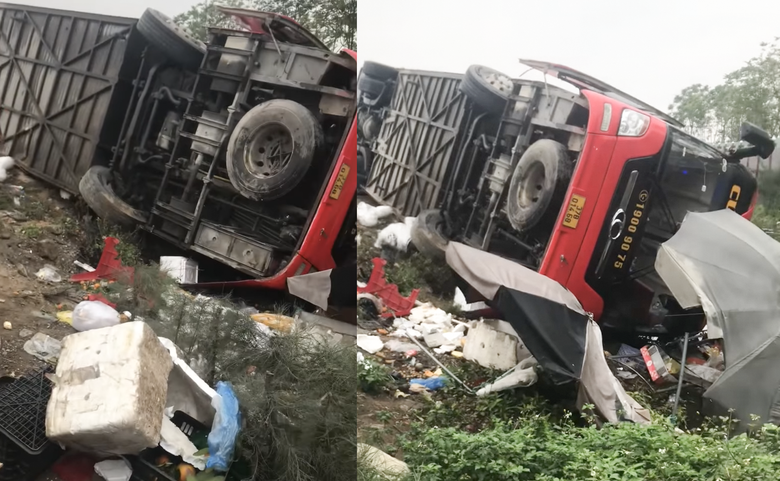 Nghệ An: Xe kh&aacute;ch mất l&aacute;i lật nghi&ecirc;ng, người phụ nữ b&aacute;n hoa quả tho&aacute;t chết thần kỳ- Ảnh 1.