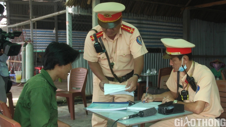 Cà Mau vận động người dân dùng phương tiện công cộng đi lại dịp Tết- Ảnh 2. Cà Mau vận động người dân dùng phương tiện công cộng đi lại dịp Tết- Ảnh 2.