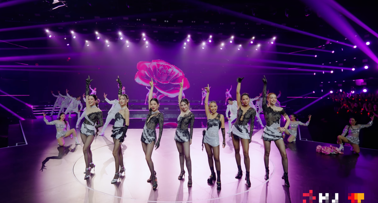 Nh&oacute;m Thu Phương, Huyền Baby, Lan Ngọc bế 5 con trăn lớn 13kg l&ecirc;n s&acirc;n khấu để m&uacute;a h&aacute;t- Ảnh 1.